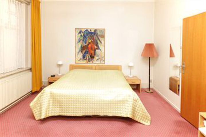 Room 5 of 7