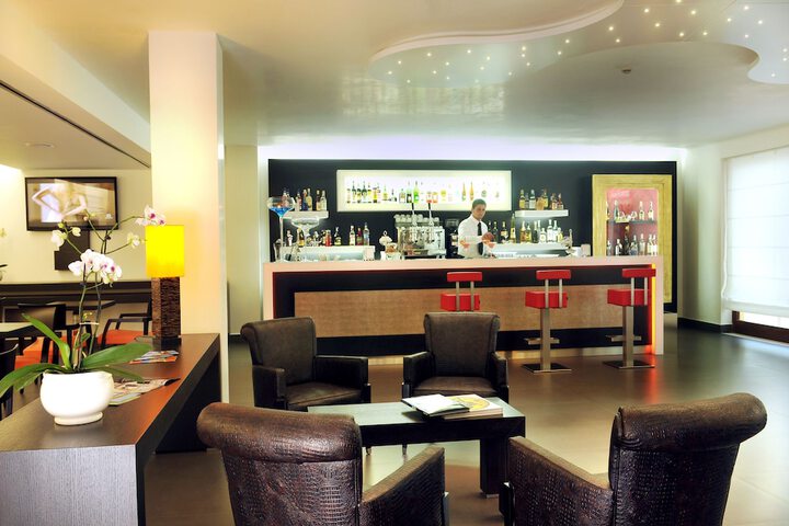 Lounge 83 of 94