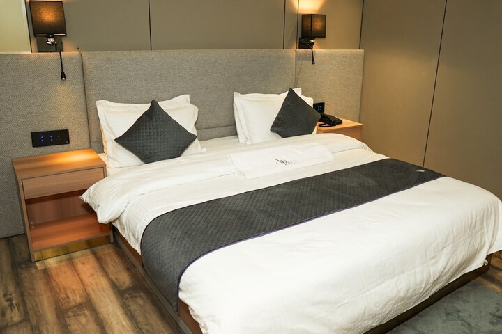 Room 5 of 10