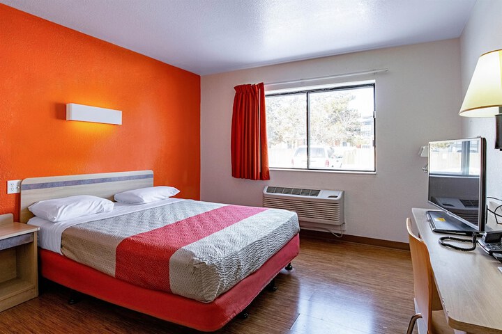 1 Queen Bed (2 of 9)