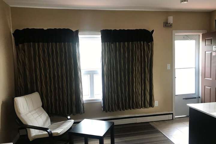 1 Queen Bed (2 of 6)