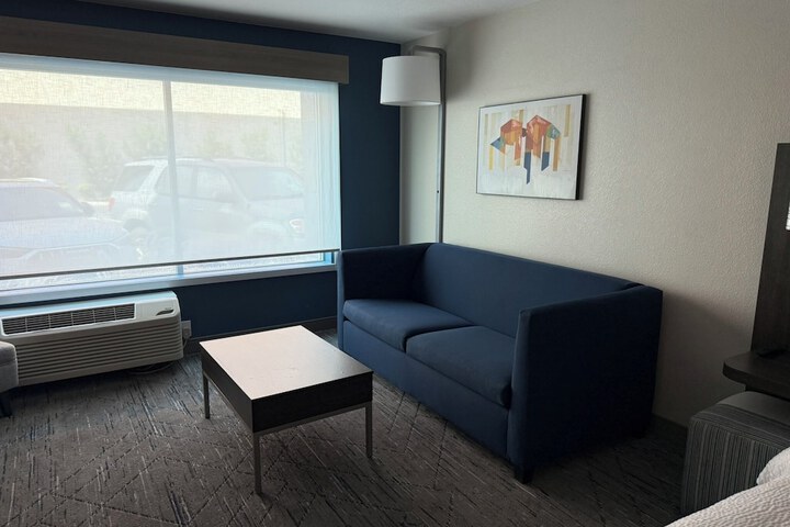 Room 7 of 32