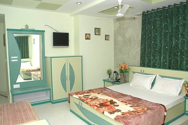Room 14 of 18