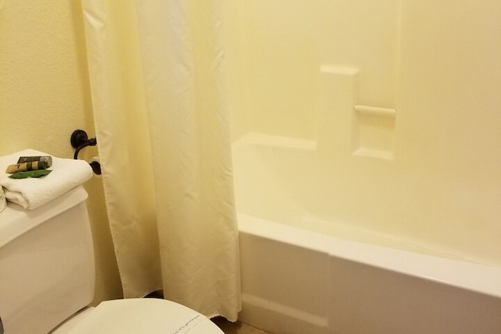 1 Queen Bed (14 of 36)
