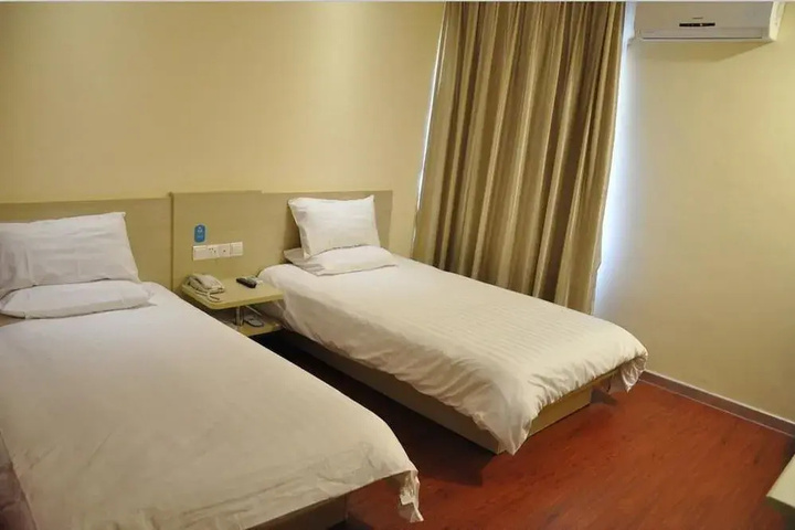 Room 5 of 9