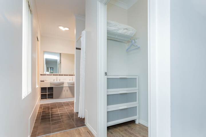 Room 3 of 239