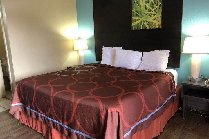 1 King Bed (1 of 15)