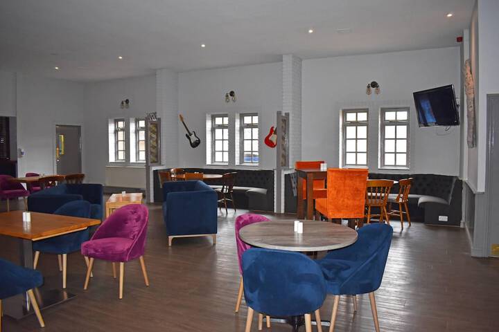 Lounge 84 of 89