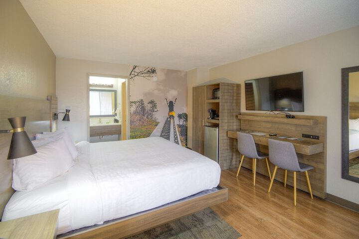 1 King Bed (6 of 10)