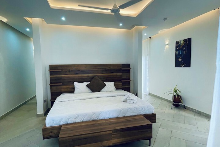 Room 3 of 166