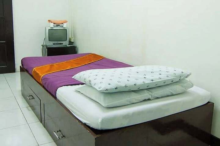 Room 5 of 32