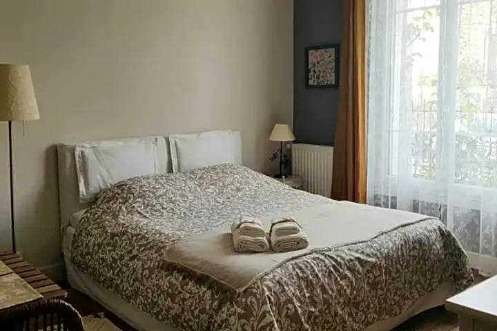 Room 2 of 10