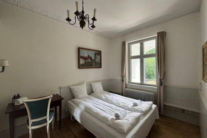 Room 6 of 77