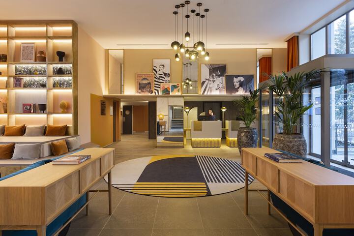 Lobby lounge