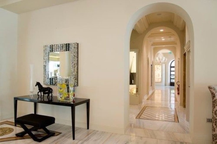 Ballroom/Hall 83 of 121