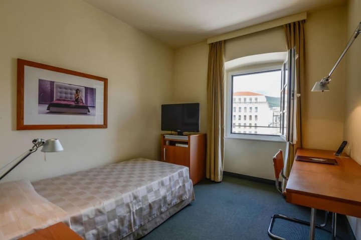 Room 8 of 15