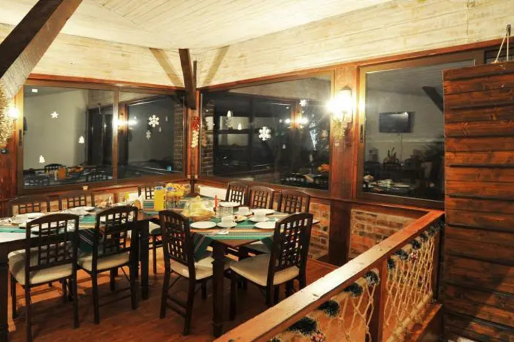 Dining 12 of 16
