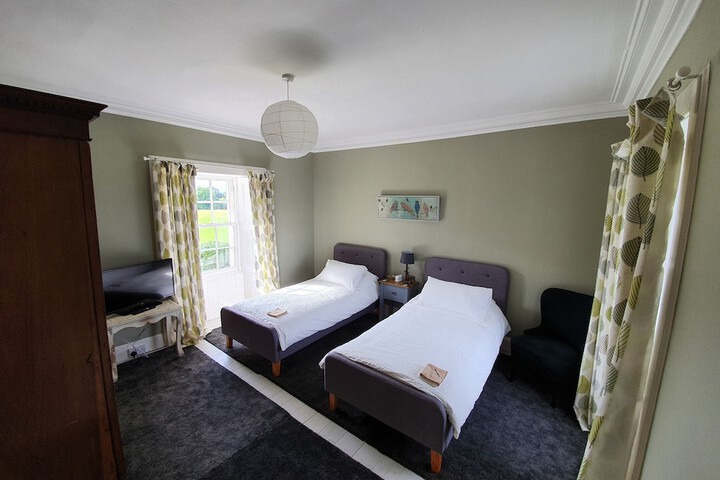 Room 10 of 32
