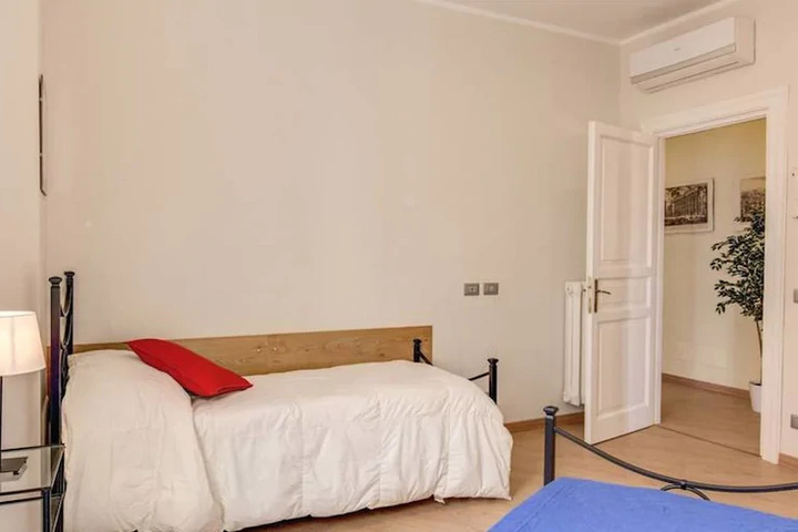 Room 3 of 10