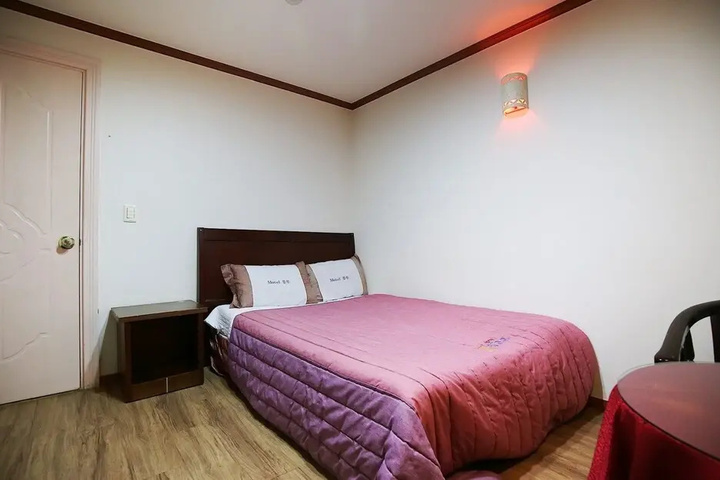 Room 2 of 7