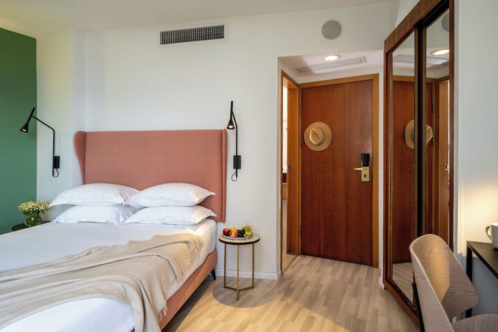 Room 32 of 64
