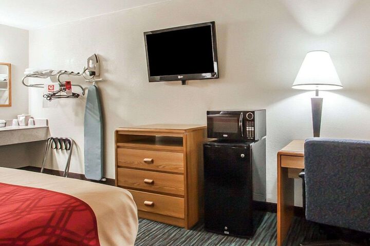 1 King Bed (4 of 10)