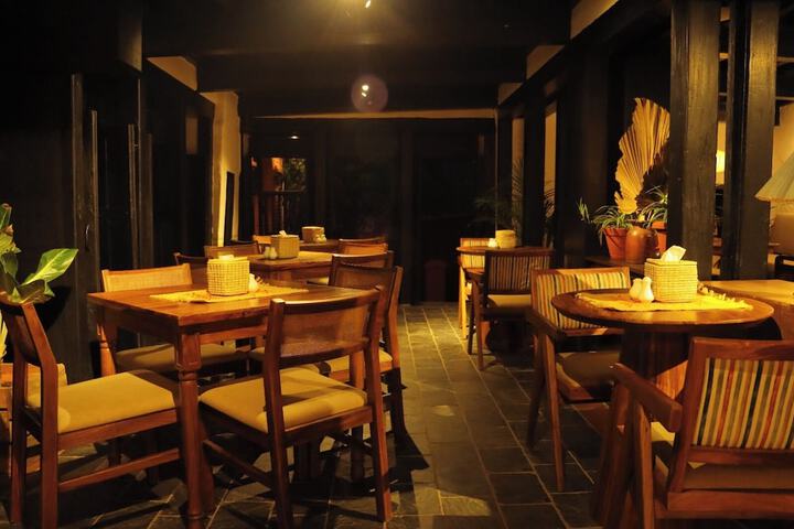 Dining 12 of 28
