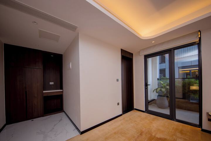 Room 42 of 148