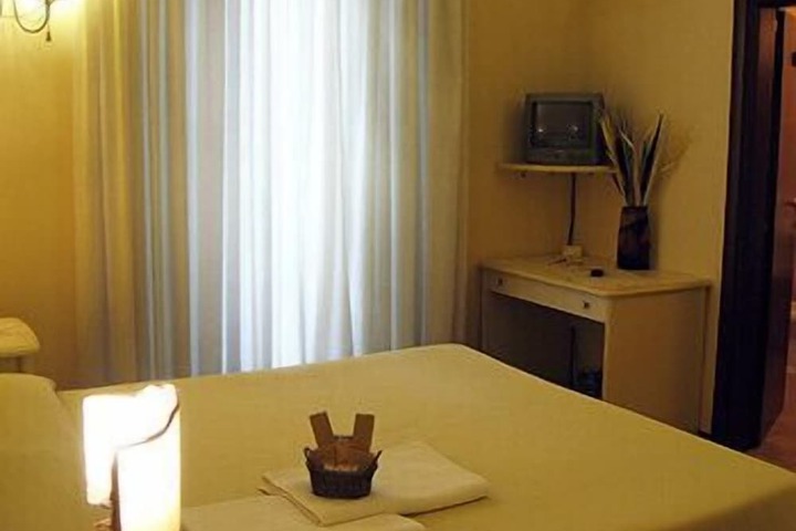 Room 4 of 27