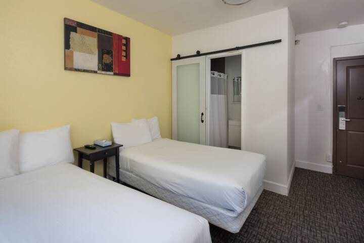 Interior Queen Room (2 of 6)