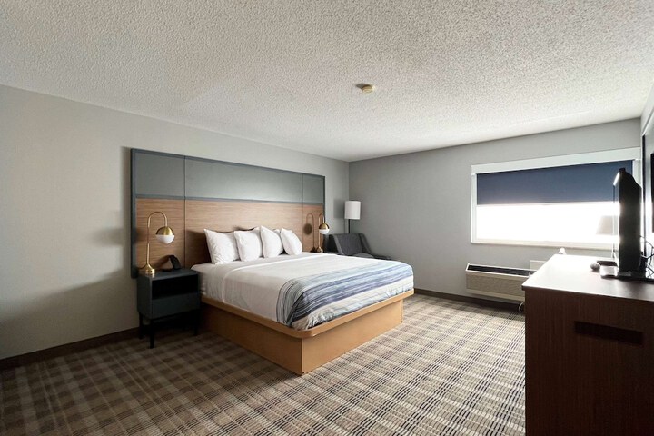 1 King Bed (8 of 13)