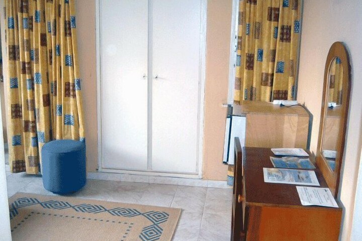 Room 10 of 27