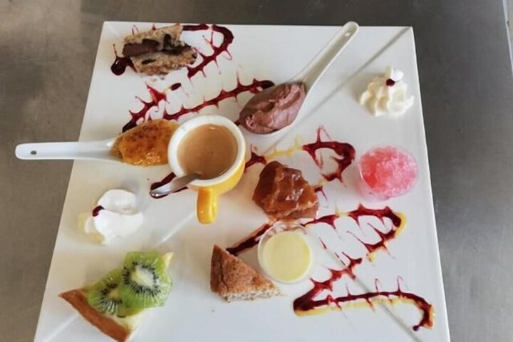 Dining 34 of 48