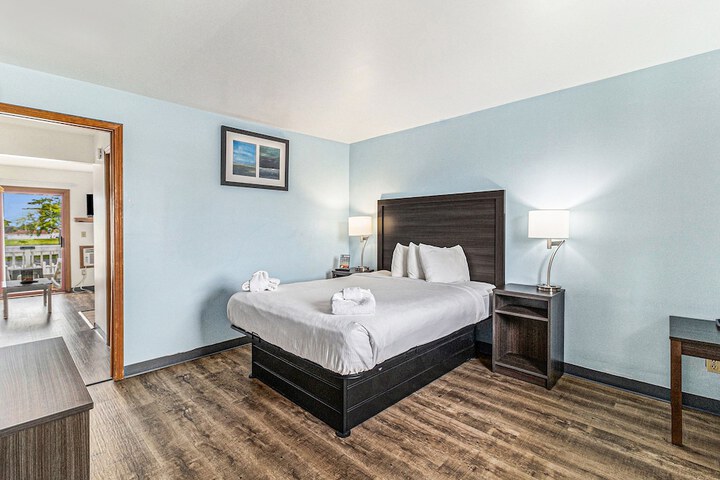 Economy Queen Bed Lake View Patio (7 of 82)