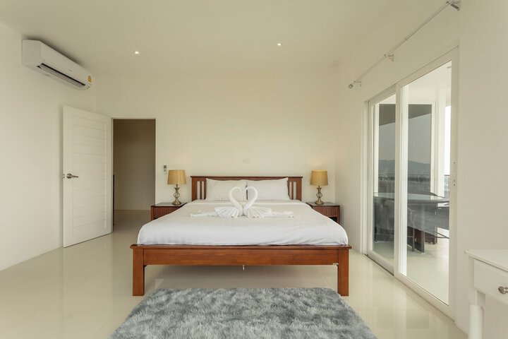 Room 7 of 19
