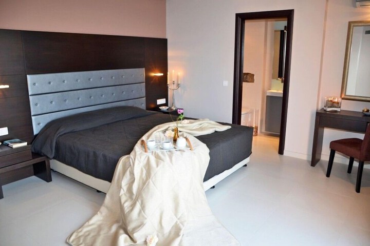 Room 6 of 93