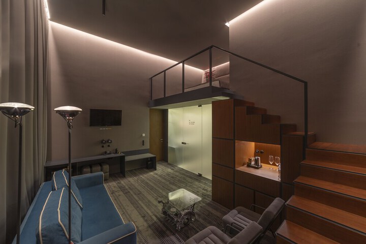 Room 6 of 33