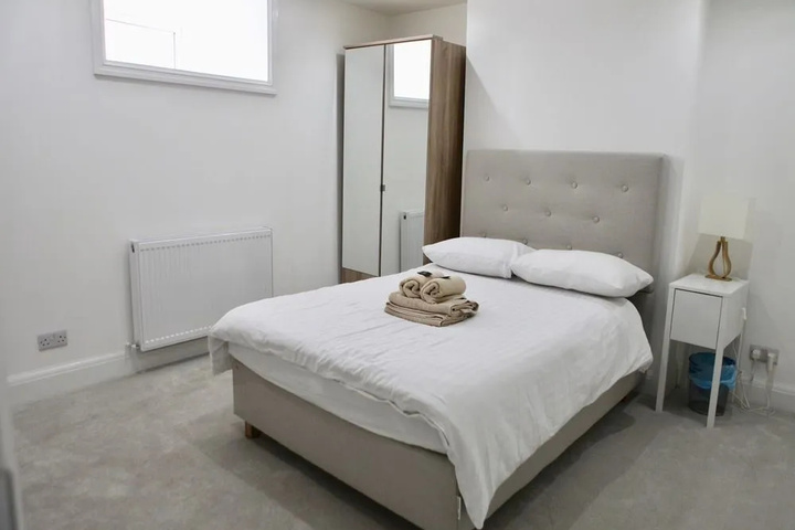 Room 5 of 18