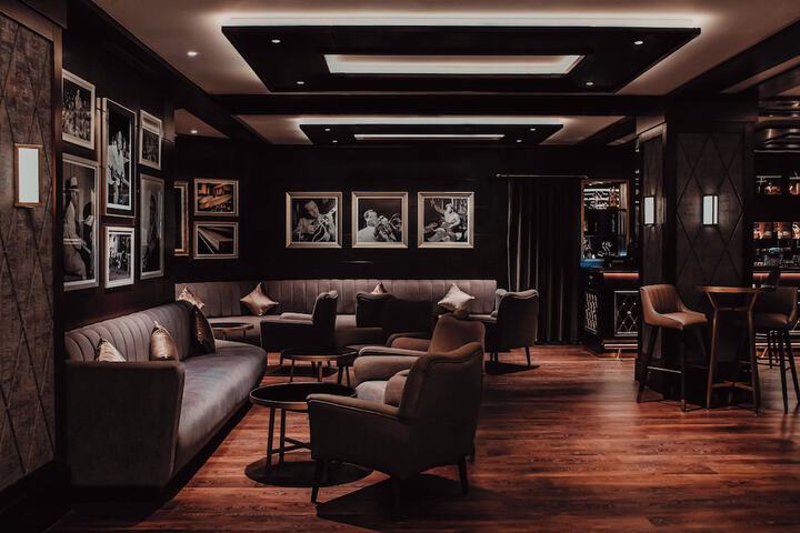 Lounge 85 of 109