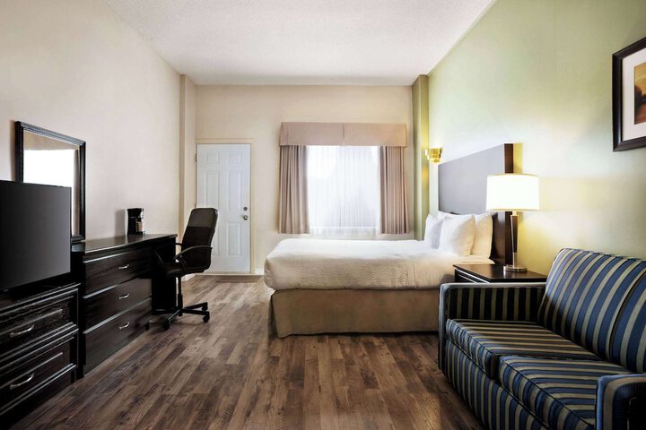 1 Queen Bed (1 of 5)