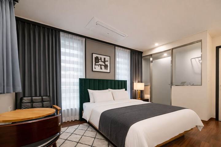 Room 8 of 18