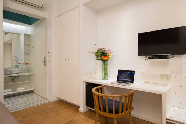 Room 42 of 181