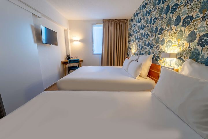 Room 7 of 33