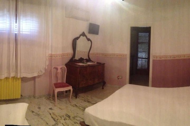 Room 6 of 22