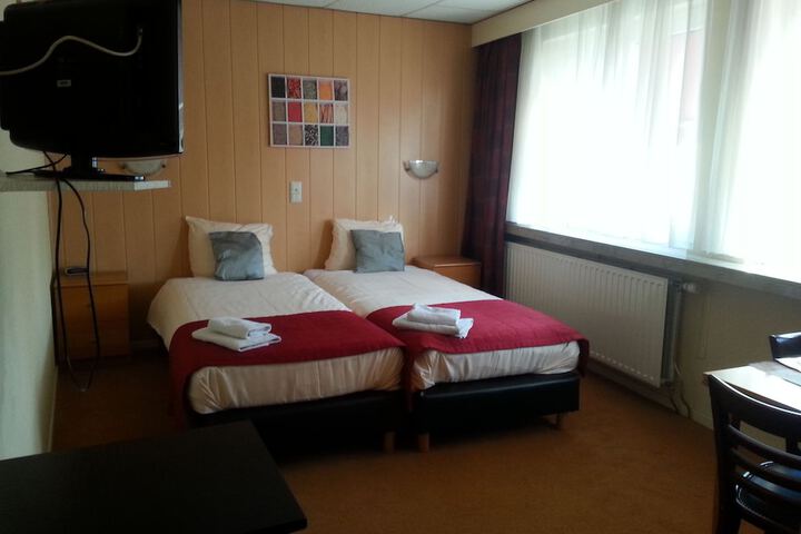 Room 5 of 38