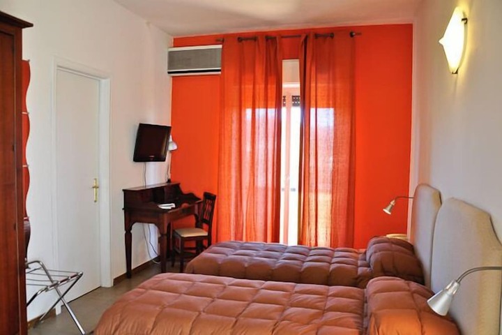 Room 6 of 28