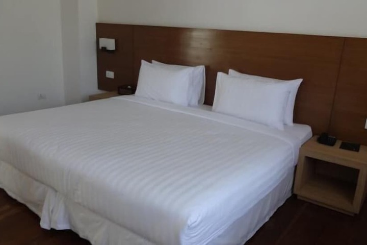 Room 5 of 33