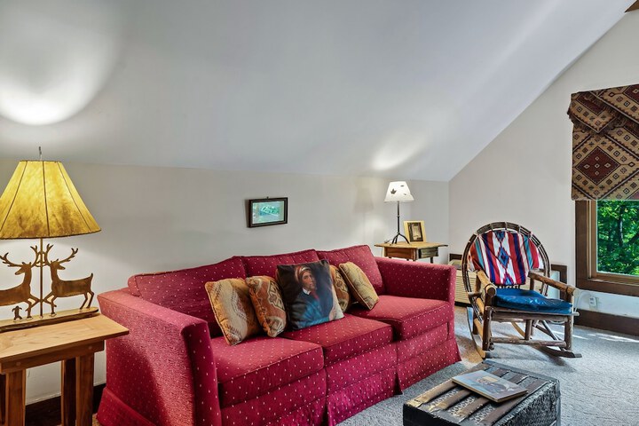 Snug Hug Queen Suite with Fireplace (7 of 131)