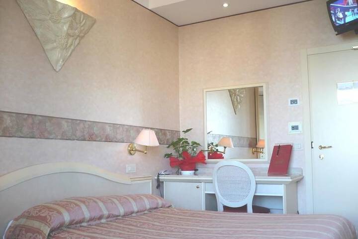 Room 7 of 33