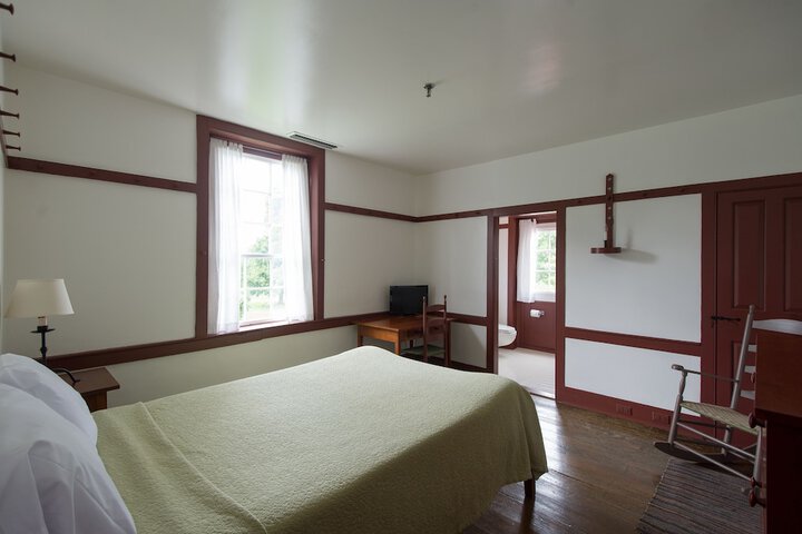 Deluxe Queen Bed (32 of 34)